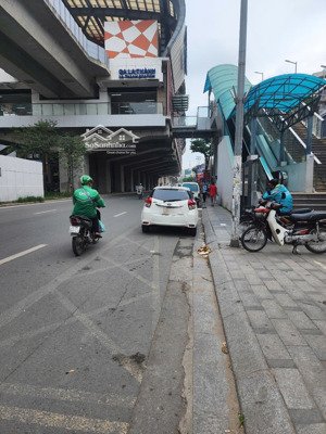 cho thuê nhà phố hoàng cầu đống đa: 80m² x 4.5 tầng, mặt tiền 6m, có sân & vỉa hè lh 