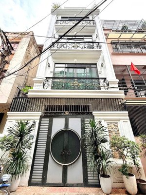 siêu phẩm ở luôn. phân lô bàn cờ . ô tô thang máy. nhà đẹp. nội thất sang xịn.