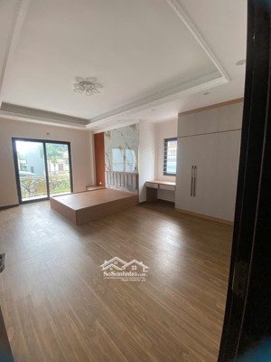 bán gấp nhà ngõ ô tô tải, dt 39,9m2, mt 4m, sân 18m2, giá 12,6 tỷ