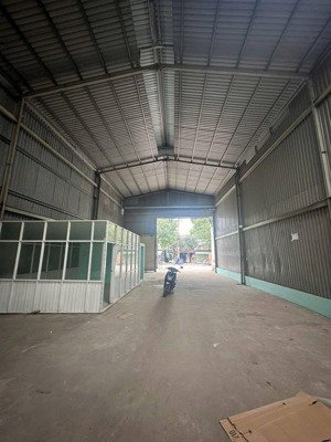 cho thuê kho xưởng dt 500m giá 25tr/tháng đường xe công thuận an bình dương. lh 