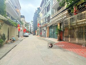 chính chủ bán đất mặt phố cầu giấy, lô góc 2 mặt tiền, 3 ô tô tránh có vỉa hè, giá nhỉnh 300tr/m2