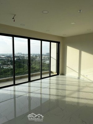 cho thuê diamond centery ban công dài 20tr kèm ô xe, tầng cao view đẹp, nhà ở ngay. nhà mới 100%