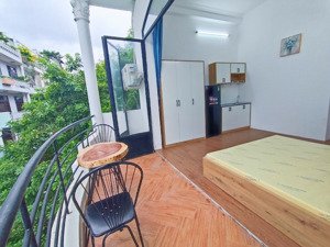 phòng studio ban công lớn 30m2, hoàng dư khương,q10, gần dh kinh tế, y dược công viên lê thị riêng