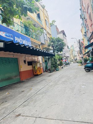 bán nhà căn góc 2 lầu ngay mặt tiền đường số quận 4