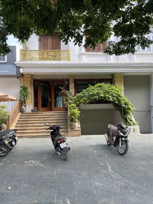 cho thuê shophouse liền kề tại thành phố giao lưu, sẵn điều hoà, tầng hầm để xe