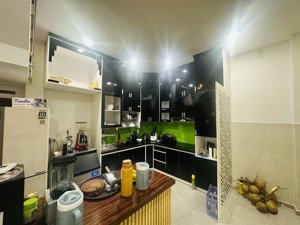 bán căn góc đường 28, p. cát lái, tp. thủ đức. đang làm quán cafe