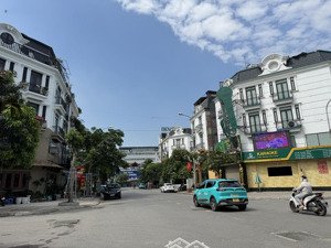 bán căn shophouse sông hồng tại tt trâu quỳ, lô giáp góc dt 94,5m2, đường rộng kinh doanh tốt