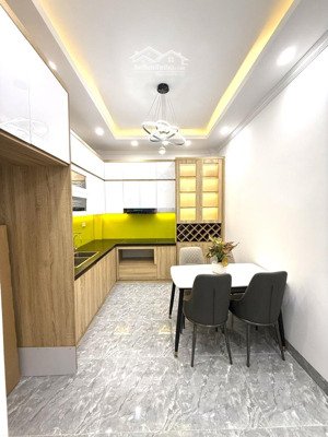 bán nhà phố nguyễn ngọc vũ,cầu giấy 40m2 8.5tỷ, lô góc 3 gác đỗ cửa ngõ thông 70m ra bãi gửi xe ôtô