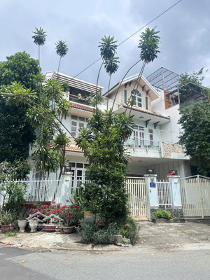 giá đình cần bán gấp biệt thự góc 2mt bùi tá hán - dt 10x16m, 160m2 - hầm 3 tầng - giá 30 tỷ