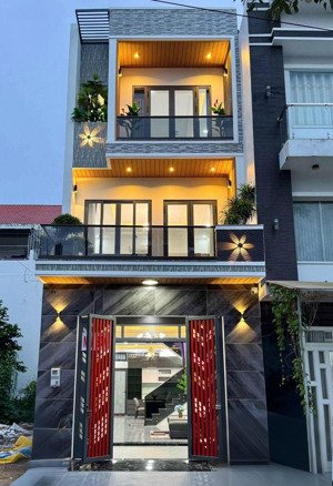 chính chủ cần bán nhà 1 trệt 2 lầu giá chỉ 2tỷ950