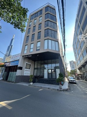 cho thuê tòa nhà mt phổ quang, p2. dt: 10x20m. hầm 6 lầu. ốp kính đẹp. pccc đầy đủ.