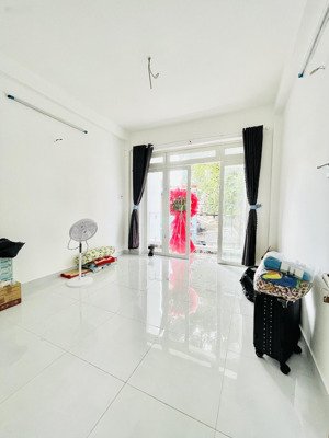 phòng trọ ban công trống sạch mới mặt tiền đường lớn gò vấp