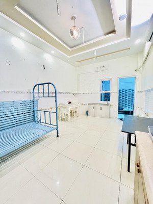 phòng 32m2 tầng trệt wc riêng, time tự do tl