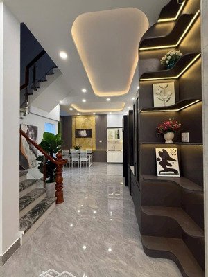 bán nhà mới 3 lầu đường cách mạng tháng 8 p10 q3, full nội thất , shr.