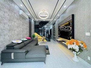 oto đỗ cổng, nhà phố ngọc lâm, long biên 40m2 x 5tầng, chỉ 8tỷ2 có thương lượng