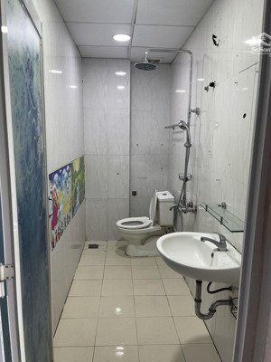 em cho thuê căn hộ chính chủ. đầu tháng 9 nhận nhà. anh chị em nào cần lh em nha