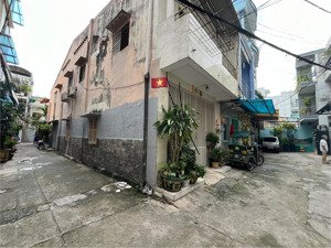 bán nhà dt: 56m2 hxh phường cô giang quận 1. gần trần hưng đạo. ngang 4m. giá: 11,8 tỷ.