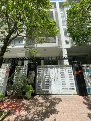 nhà phố rẻ nhất khu him lam, có hợp đồng thuê ổn định. vị trí đẹp gần hồ cảnh quan dt 5x20m.