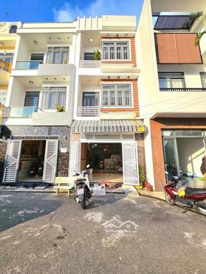 nhà 1 trệt 2 lầu vip gần vincom dĩ an dt 66m đường 10m giá 4.999 tỷ tl sổ riêng.