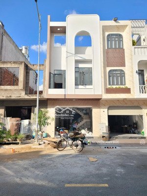 bán nhà mới cực đẹp-5*16m ngay vincom dĩ an. chỉ 4.3 tỉ. nhanh tay sở hữu