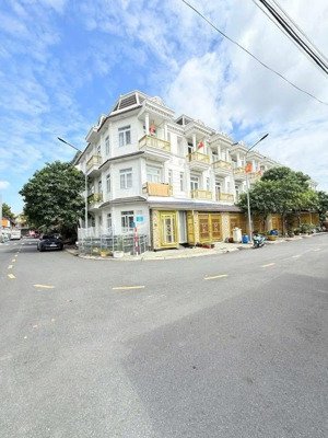 bán nhà 1 trệt 2 lầu sát big c dĩ an đường 12m 4pn, 4wc shr hoàn công đủ