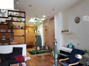 bán căn nhà đẹp 2 mặt tiền ngay gần trường cao đẳng công nghệ thủ đức.