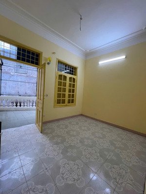 chính chủ cho thuê nhà ngõ 720 đê la thành, 50m2 x 3 tầng, 3 ngủ, 10 triệu/tháng