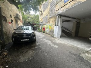 bán căn hộ tập thể phương mai - ô tô đỗ cầu thang