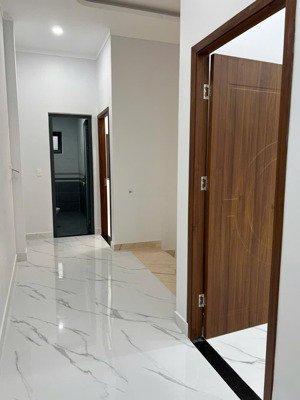 nhà mới ngang 5m 2 tầng kdc cao cấp đường nhựa 20m giá 4.65 đông