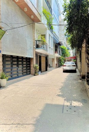 dt khủng 2 tỷ/năm! toà chdv cc thái hà 9 tầng tm, sát phố, 2 mặt ngõ 2 ôtô tránh, gara, mt 7m, 90m2