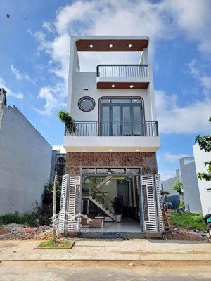 ban nhà 1trệt 1 lầu 1tầng thượng nằm gần chợ bình chánh, giá 1ty3