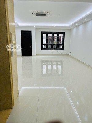cho thuê nhà hoàng quốc việt 80m x 7 tầng, thông sàn thang máy, mt 5,5m, phù hợp vp, ttđt, spa