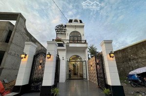 ra nhà gần ngã tư chợ hưng long, bình chánh