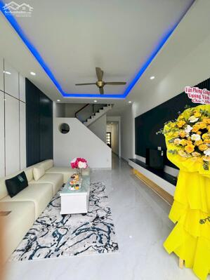 Bán nhà phố xây sẵn trong lõi KCN Phước Đông, giá bán chỉ từ 1,6 tỷ, sổ hồng riêng.