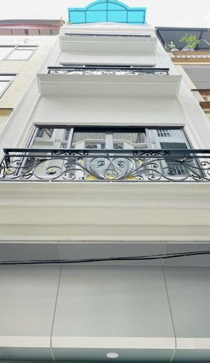 trần quốc hoàn -phân lô ô tô tránh -nhà xây 5 tầng thang máy xịn -dt 45m .6 ngủ ,tầng 1 gara ô tô