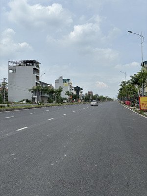 tôi cần bán nhanh lô đất đẹp tại dv lại yên. lô: 50; 60; 78m vị trí trung tâm mặt tiền rộng giá tôt