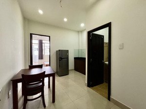 cho thuê căn hộ tách bếp bancol, rộng 40m2, thang máy, 4 người 4 xe, gần đại học hoa sen q10