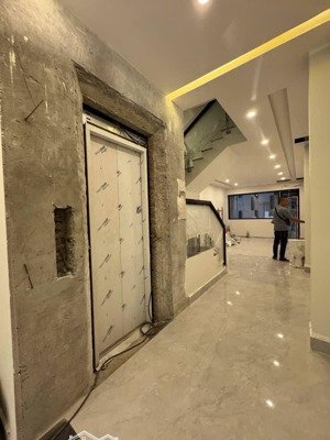 phân lô hoàng cầu- oto tránh- 2 thoáng- thang máy- via hè- dt 70m.