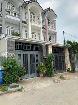 nhà 3 lầu hoàn công phường dĩ an tphcm gần siêu thị bigc , có sân oto,phòng giá 4.9 tỷ 