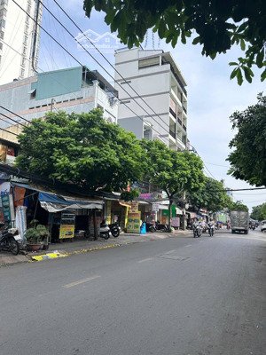 nhà mặt tiền chính âu dương lân cửa sau hxh p2q8