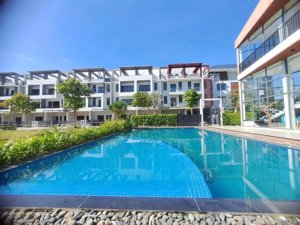 bán nhà 3ty5 ngay thị trấn bến lức 1 trệt 3 lầu đang cho thuê 15 triệu sổ hồng riêng