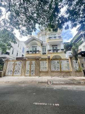 gấp bán: căn biệt thự mặt tiền view công viên kdc gia hoà, vị trí siêu đẹp, giá tốt. nhà mới đẹp