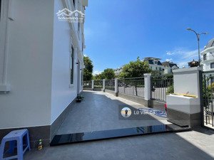 căn góc nhà phố view hộ 180m, cho thuê 35 triệu, liên hệ 