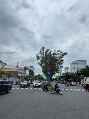 giá tốt. cần bán gấp nhà mặt tiền đường giang văn minh. dt(4.5x20m). gpxd: hầm 5 tầng. chỉ 25 tỷ