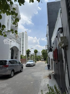 hiếm bán nhà quận 7, kiều đàm him lam - ngang 4m7 x 16m oto đậu trong nhà, chỉ 9tỉ35