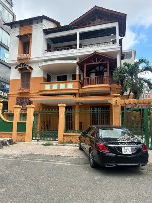 cho thuê nhà nguyên căn mặt tiền đường 3 tháng 2, quận 10 vị trí trung tâm, kinh doanh sầm uất