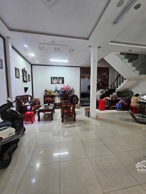 nhà 3 tầng mt khu họ lê, ngang 8m, dt 160m2, an ninh, dân trí cao, xe hơi đậu ngày đêm. chỉ: 22 tỷ