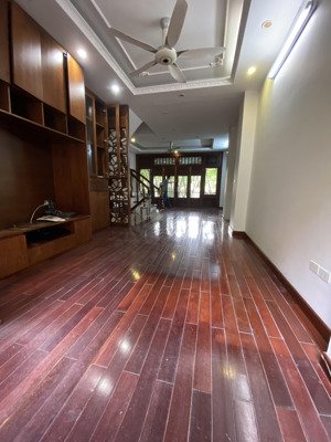 cho thuê nhà đường 800a cầu giấy,diện tích 70m xây dựng 50m * 5,5 tầng,giá 20 triệu,ở hộ gia đình