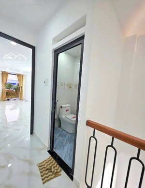 nhà đẹp mặt tiền 1 trệt 1 lầu có 2pn, 1pk, 1 bếp, 3wc giá tốt cho nhà đầu tư