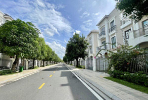 bán biệt thự khu compound ven sông vinhomes quận 9, dt 200m2 xây dựng 3 tầng, hướng đn giá 29,9 tỷ
